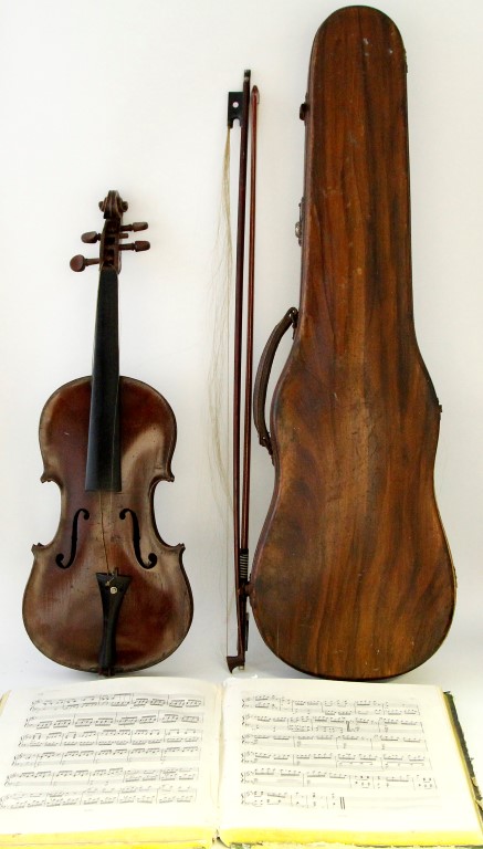 An Antonio Martello early 20th century 7/8 size violin, a two piece back with ebonised finger