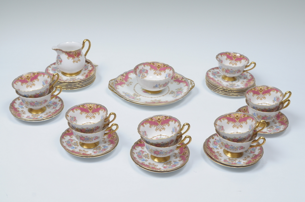 A SHELLEY SHERATON PATTERN TEA SERVICE, comprising eleven cups, nine saucers, twelve side plates,