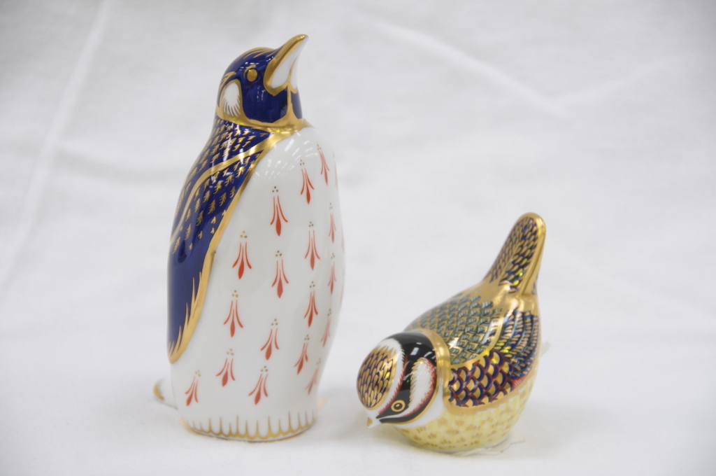 A ROYAL CROWN DERBY PAPERWEIGHT PENGUIN, with gold stopper 13.5cms boxed and a Royal Crown Derby