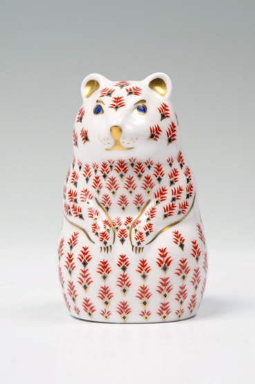 A BOXED ROYAL CROWN DERBY BEAR PAPERWEIGHT.