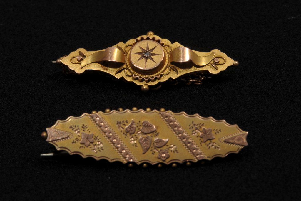 A DECORATIVE OVAL BROOCH, Birmingham 1893, width 4cms, 2grams. Also a 9ct gold stylised lozenge