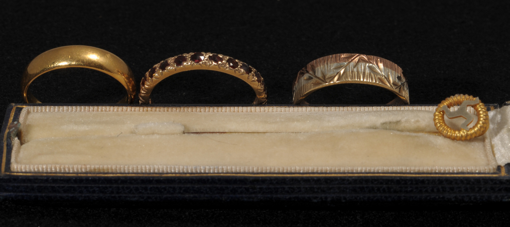 A GILT METAL ISLE OF MAN TIE PIN CASED BY CARRINGTON, A plain `D` profile 22ct gold wedding ring