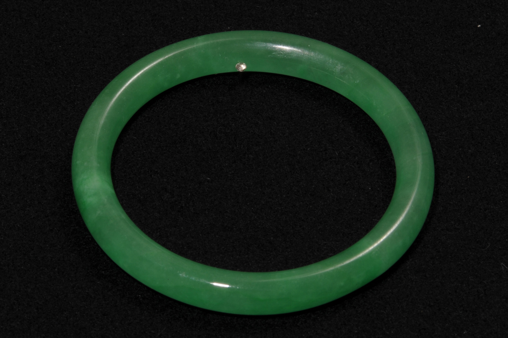 A PLAIN MID GREEN JADEITE BANGLE, Depth 17.6mm. Width of bangle 6.5cms. 28grams.