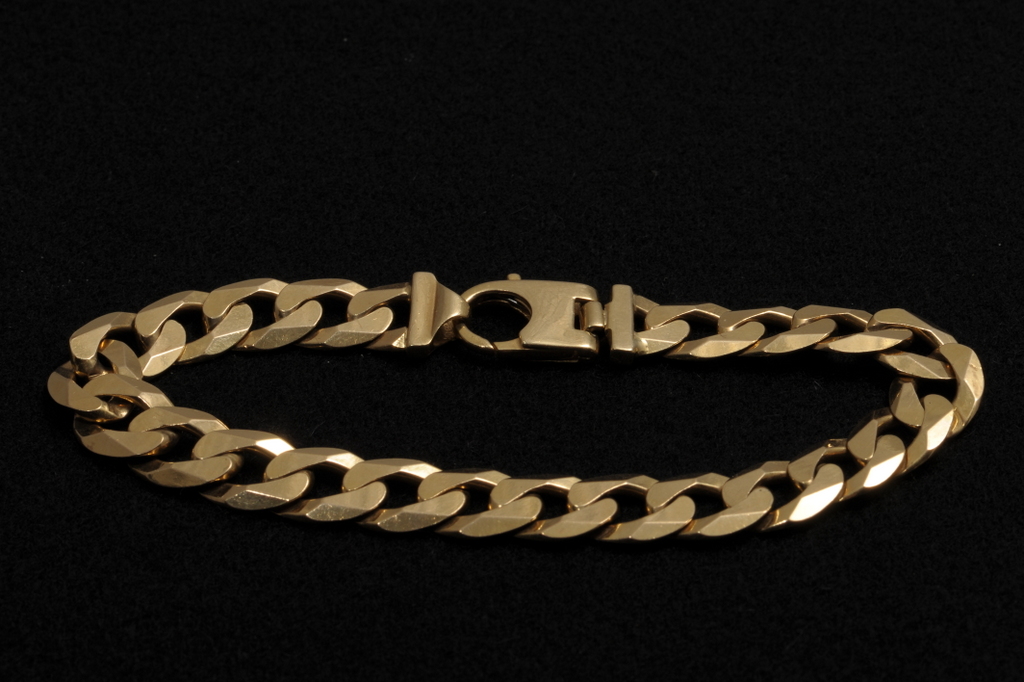 A MODERN CURB LINK BRACELET, Plain flat links. 22cms.  33grams.