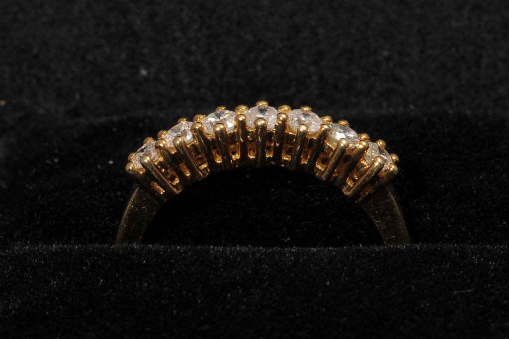 A MODERN 18CT GOLD  AND SEVEN STONE DIAMOND RING, Birmingham assay. Uniform claw set brilliant cut