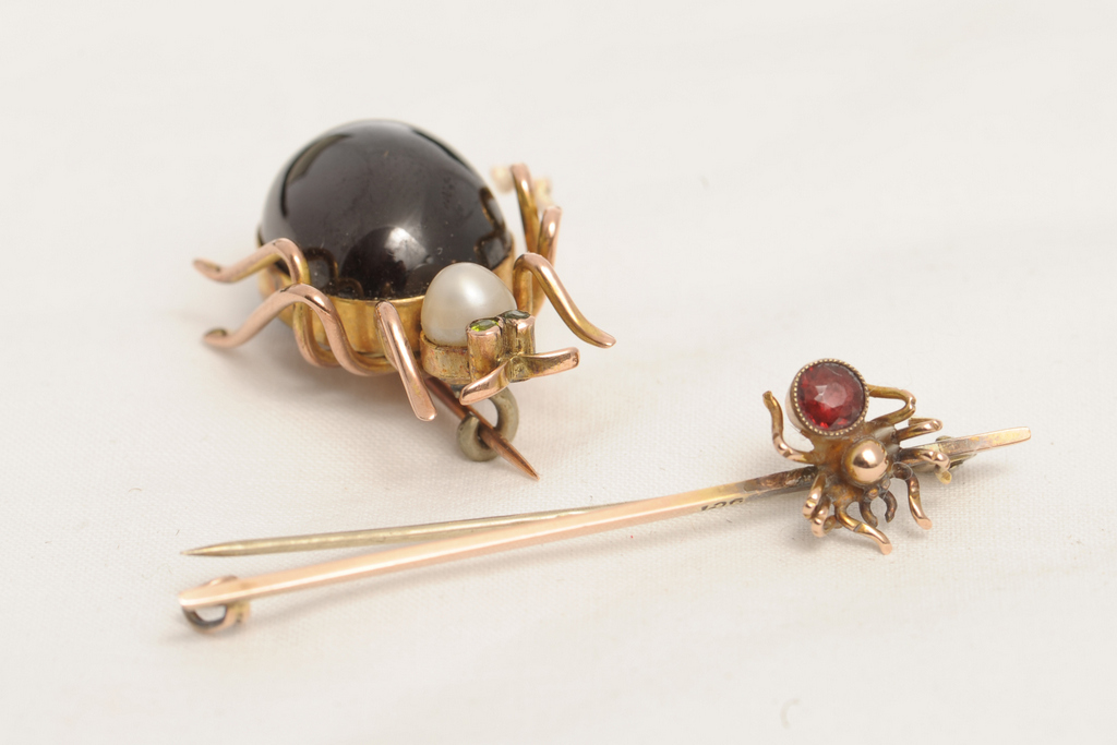 A LARGE CABOCHON GARNET BEETLE brooch, circa 1870. Pearl thorax and demantoid garnet eyes. Length