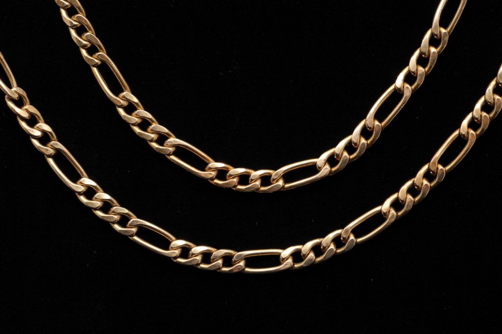 A MODERN 9ct GOLD LIGHT WEIGHT FLAT CURB LINK NECKLET. Imported Birmingham. 9grams. Length 22cms.