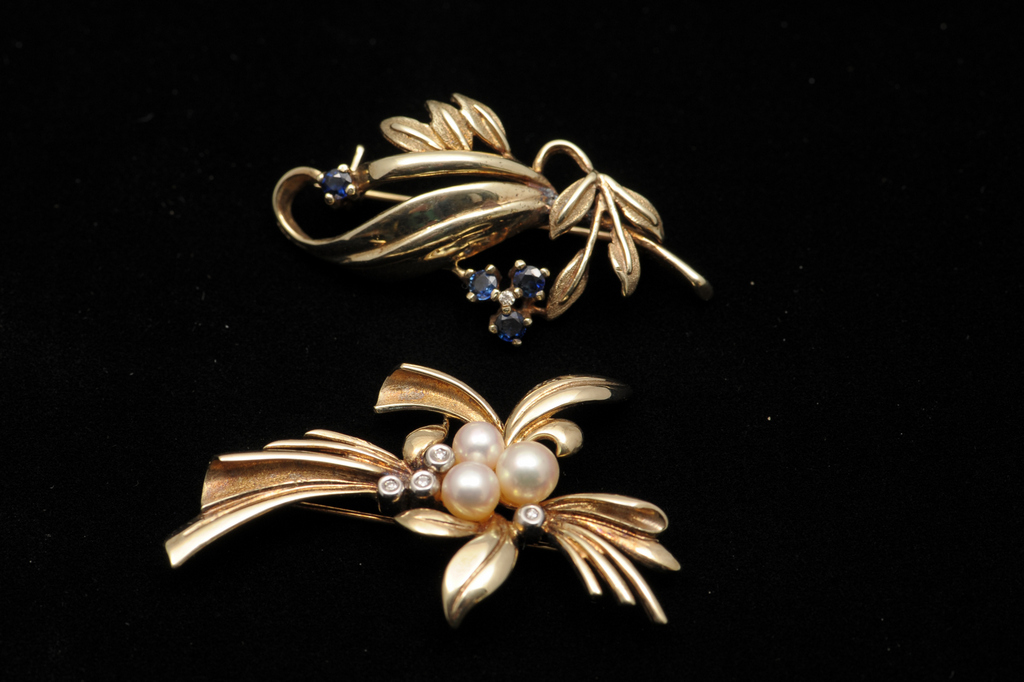 A 9CT GOLD DIAMOND AND CULTURED PEARL SPRAY BROOCH, circa 1985. Four very small eight-cut diamonds