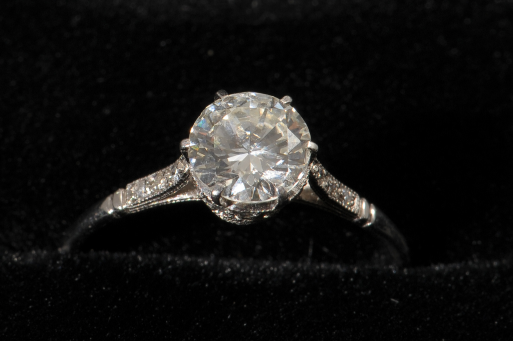 A MODERN SINGLE STONE DIAMOND RING, Claw set stone estimated to weigh 0.90cts and mounted in a