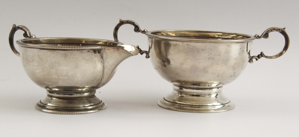 VICTORIAN STERLING SILVER SUGAR BOWL & CREAMER 238g A hallmarked silver sugar bowl and creamer - Image 2 of 6