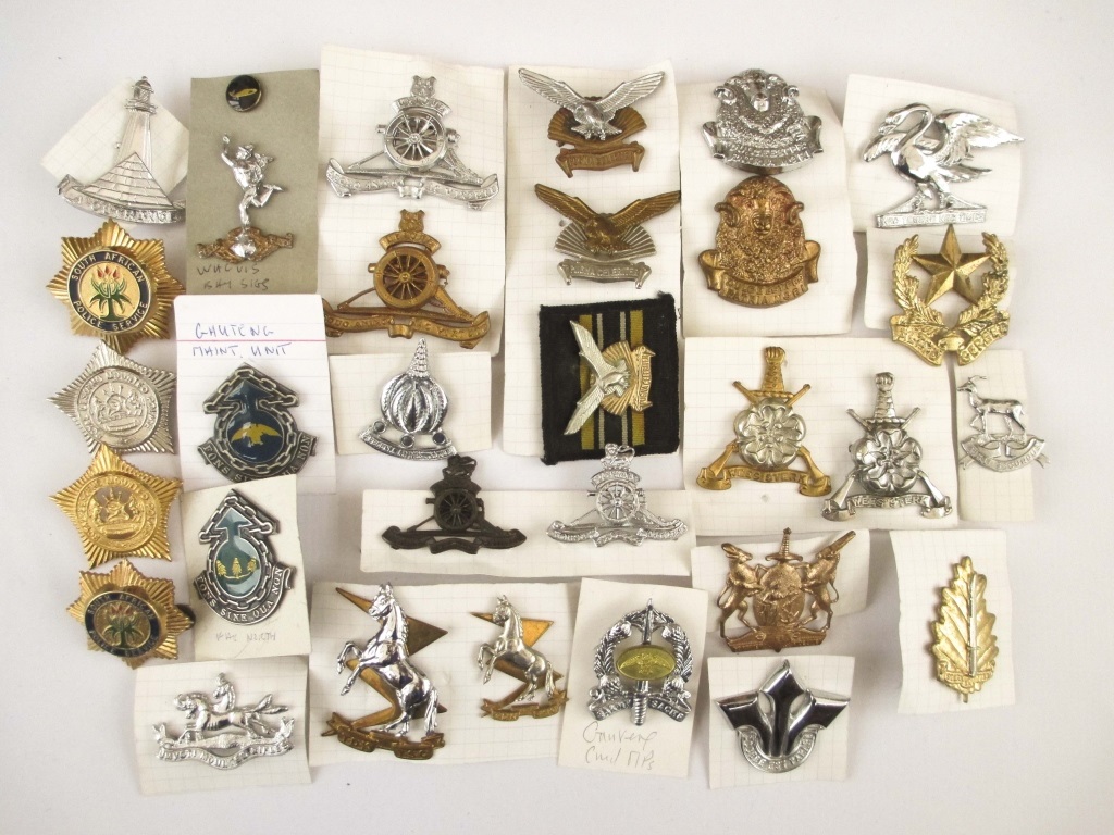 SOUTH AFRICA - 30 SOUTH AFRICAN CAP BADGES 30 Mixed SA headdress badges, mostly identified.