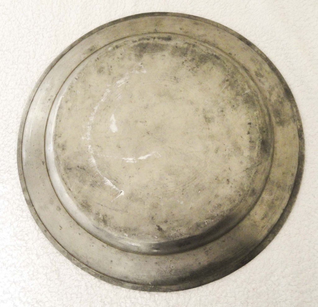 19th CENTURY PEWTER CHARGER Pewter platter of 32cm. - Image 2 of 2