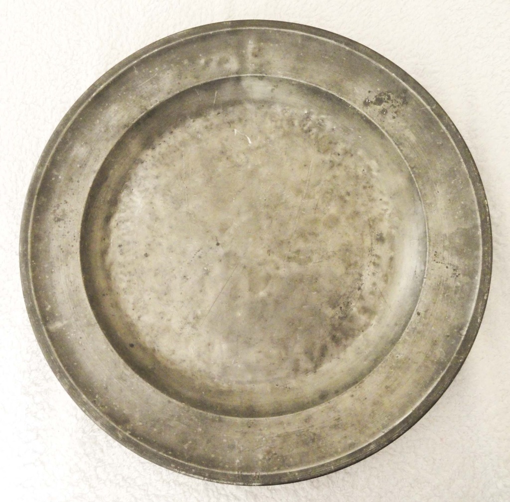 19th CENTURY PEWTER CHARGER Pewter platter of 32cm.