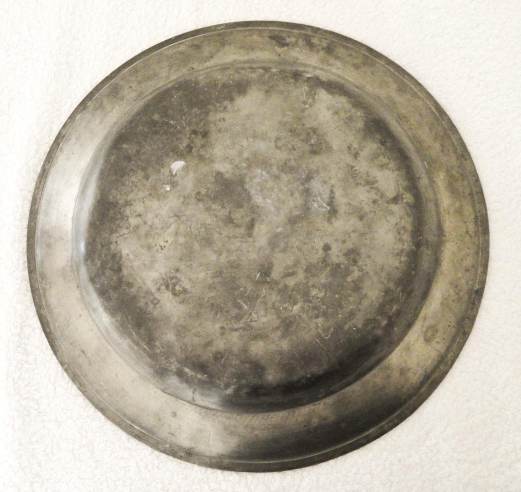 19th CENTURY PEWTER CHARGER Pewter platter of 32cm. - Image 2 of 2