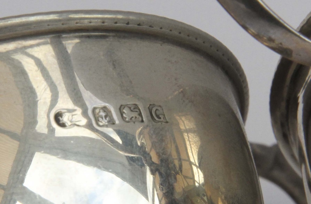VICTORIAN STERLING SILVER SUGAR BOWL & CREAMER 238g A hallmarked silver sugar bowl and creamer - Image 4 of 6