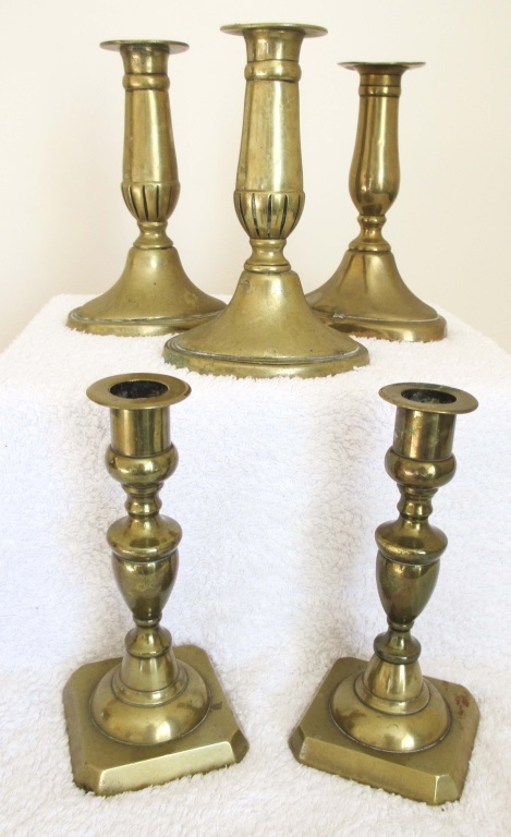 EARLY 19th CENTURY GEORGIAN BRASS CANDLESTICKS Two pairs and a single brass candlesticks. Each