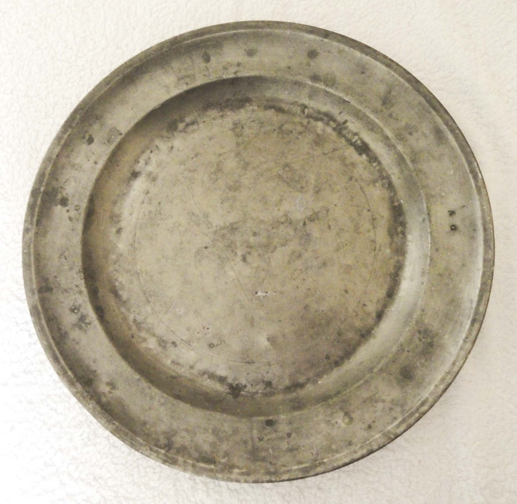 19th CENTURY PEWTER CHARGER Pewter platter of 32cm.