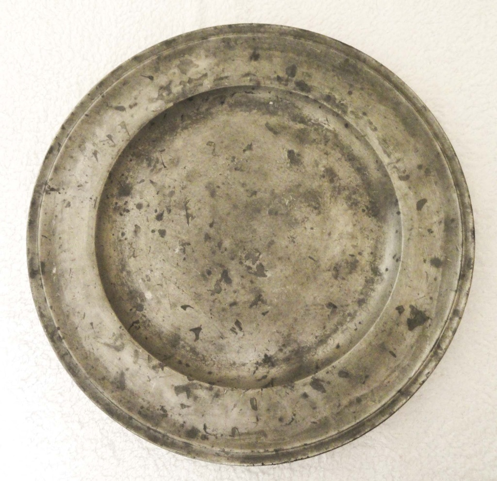 19th CENTURY FRENCH PEWTER CHARGER Pewter platter of 31cm. Touchmark for Albert Et Mu Lie, Lille