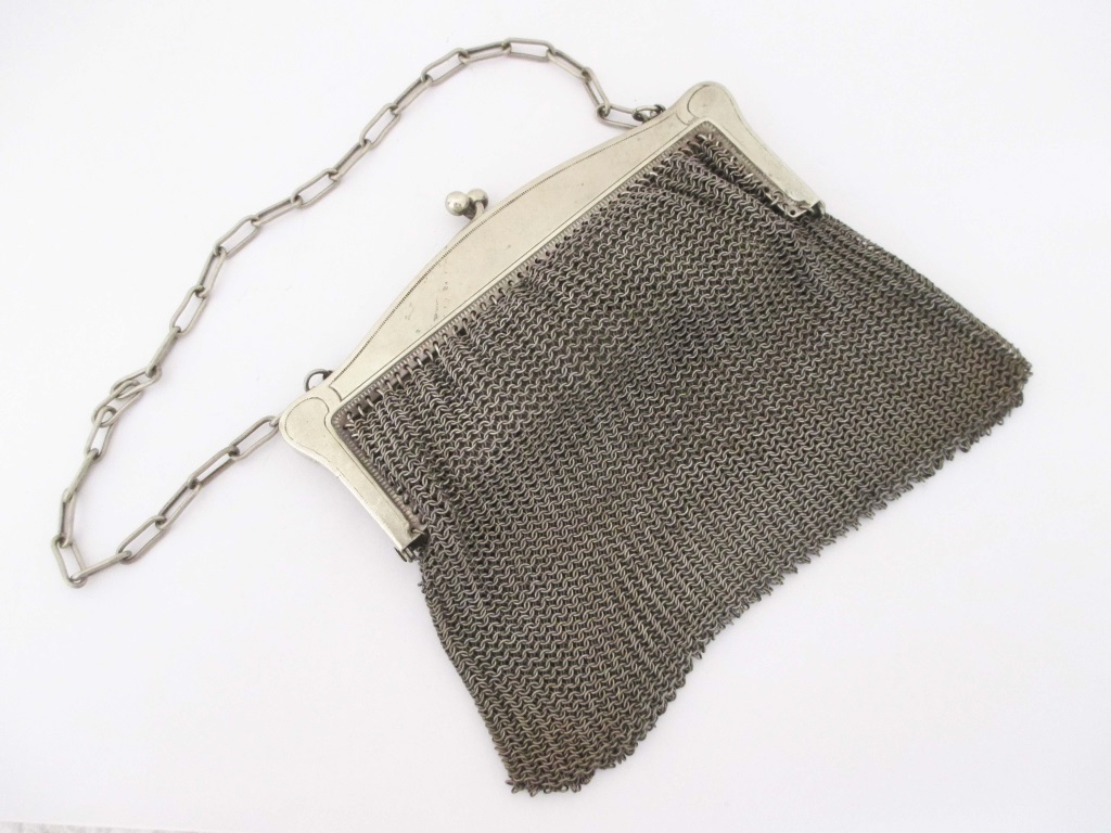 ART DECO WIRE MESH HANDBAG White metal chainmail purse. Still contains it's original leather inner - Image 2 of 2