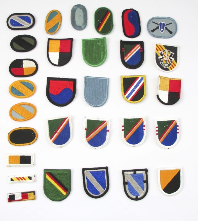 UNITED STATES - 30 US SPECIAL FORCES PATCHES Mixed cloth flashes and patches to American SF units.