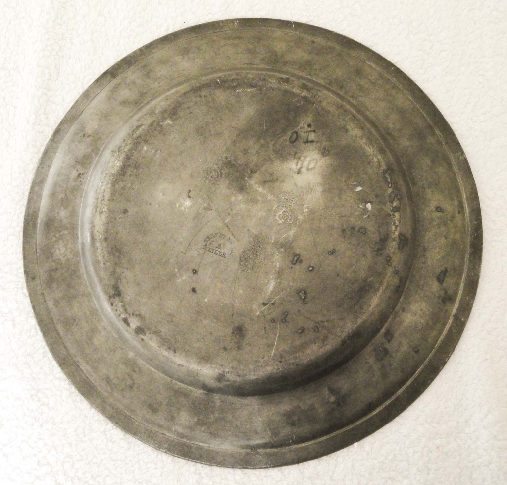 19th CENTURY FRENCH PEWTER CHARGER Pewter platter of 31cm. Touchmark for Albert Et Mu Lie, Lille - Image 2 of 2