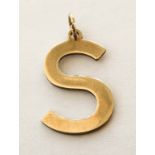 9K "S" PENDANT 9ct yellow gold pendant, 23mm tall. 1.7g