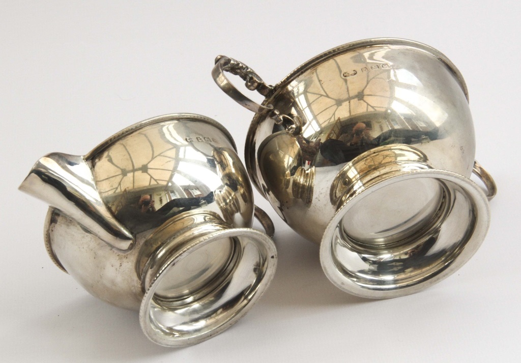 VICTORIAN STERLING SILVER SUGAR BOWL & CREAMER 238g A hallmarked silver sugar bowl and creamer - Image 5 of 6