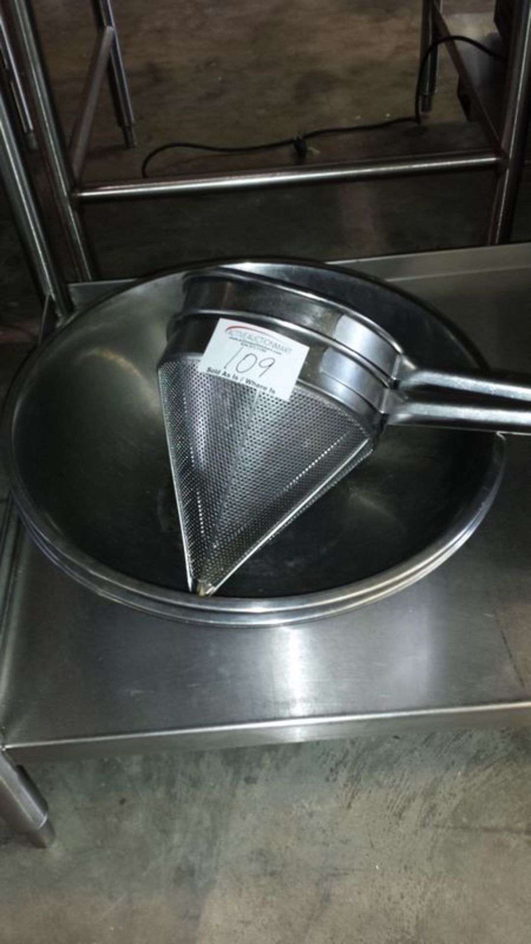 4 large stainless steel bowls with to colander