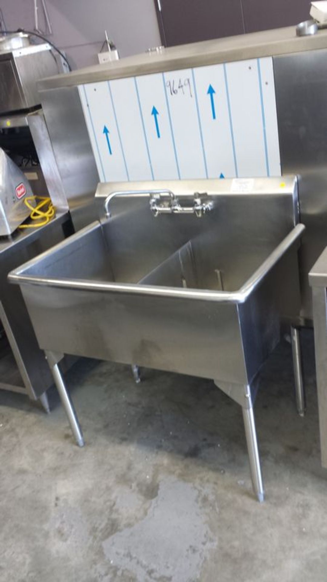 26 x 39 - 2 compartment stainless steel sink with taps