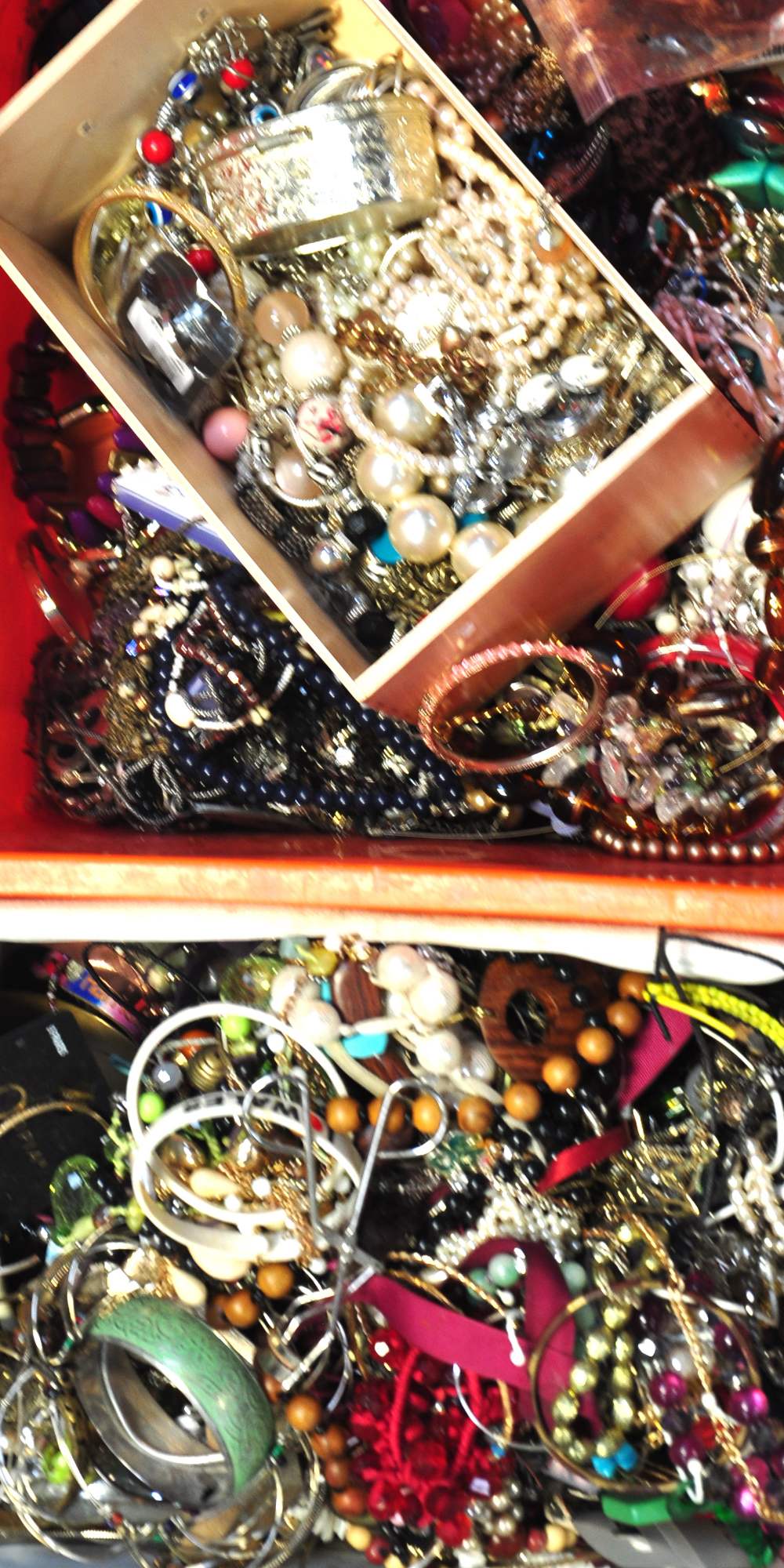 A very large quantity of costume jewelle