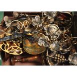 A box of assorted brass and metalware to