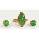 A gold and oval cabochon jade set ring,