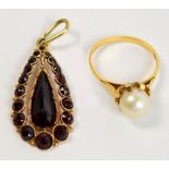 A 9ct yellow gold and cultured pearl rin