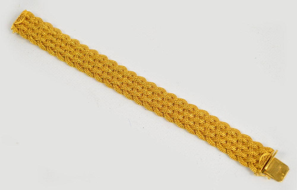 A textured 18ct yellow gold bracelet, le