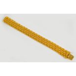 A textured 18ct yellow gold bracelet, le