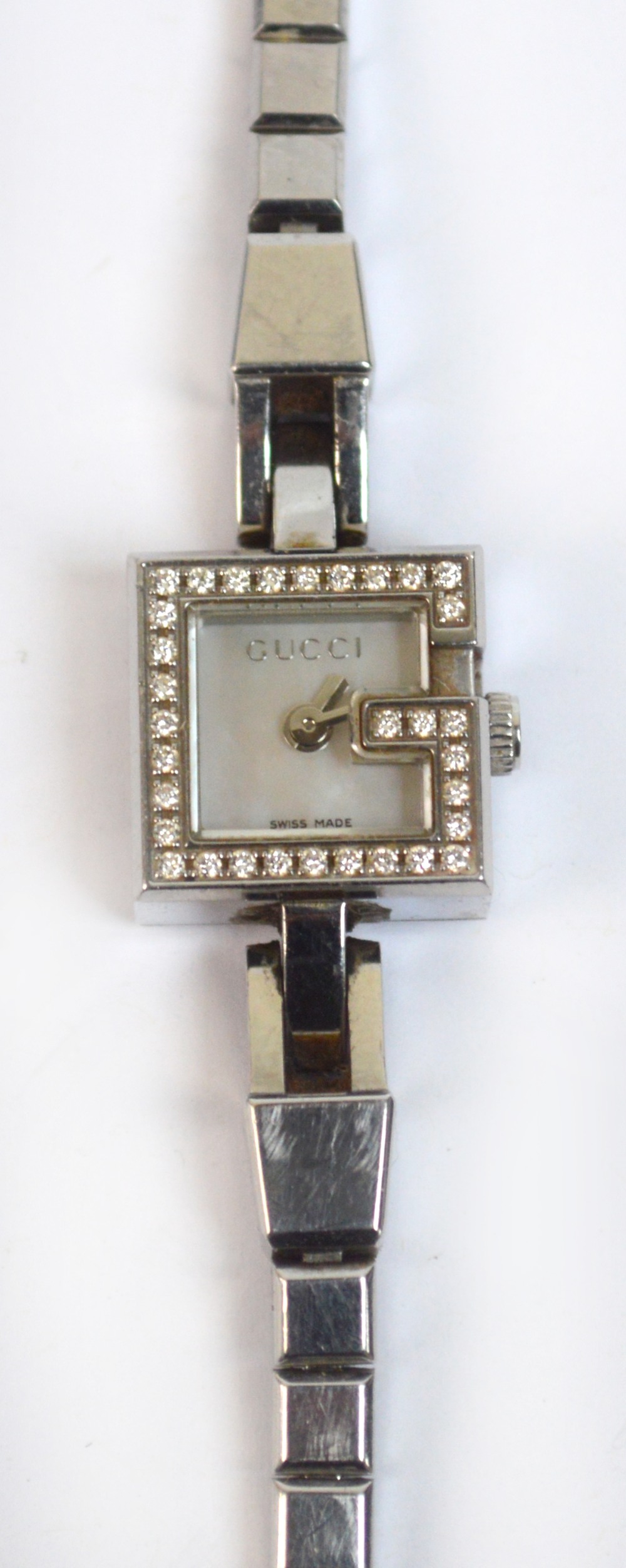 GUCCI; a lady's stainless steel quartz fashion wristwatch with diamond set bezel, no.10360203.