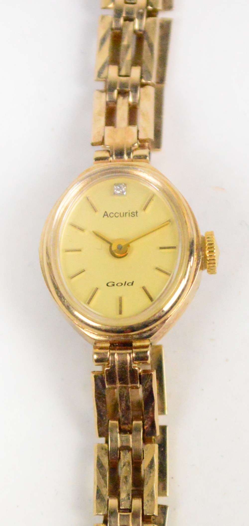 ACCURIST; a 9ct gold cased lady's wristwatch on a 9ct gold bracelet. CONDITION REPORT: Weight 10.