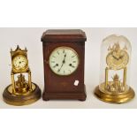 An Edwardian eight day mantel clock with circular dial set with Roman numerals and two anniversary