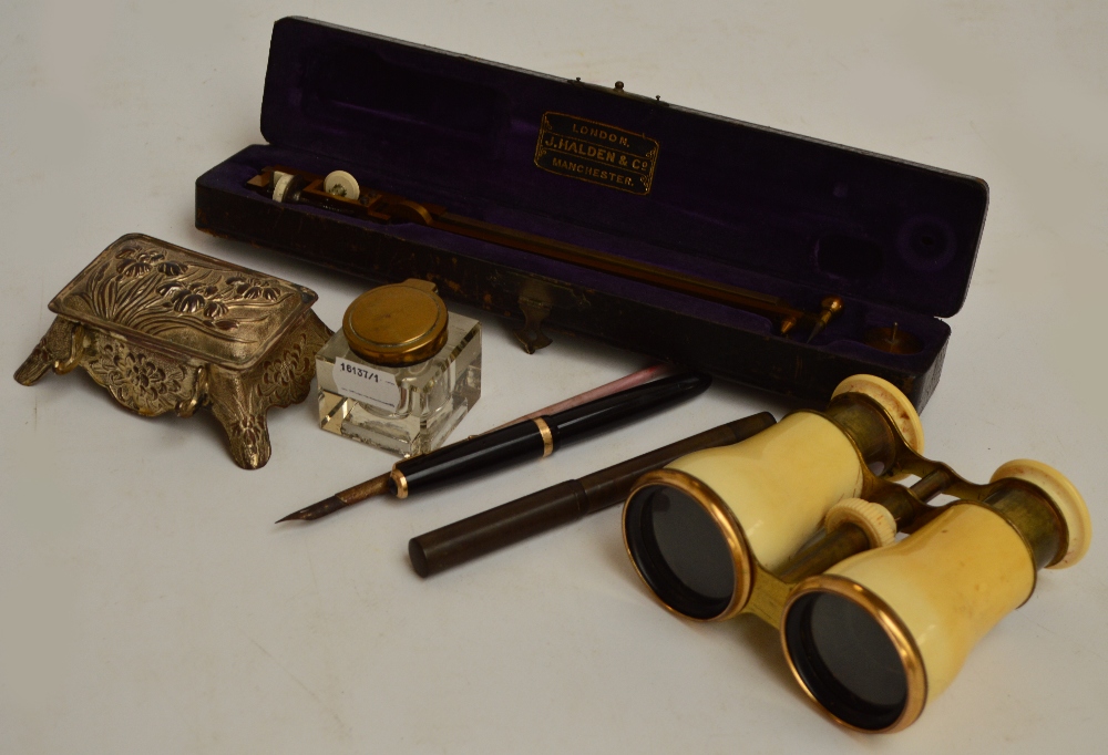 A small quantity of collectors' items comprising a Parker Duofold fountain pen with 14ct gold nib,