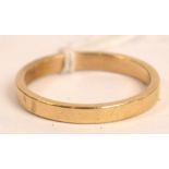 An unmarked yellow metal wedding band, size Q, approx 2.8g.