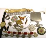 A small quantity of jewellery to include a 14ct gold necklace, brooches etc.