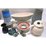 A small collectors lot to include a Shelley blue and grey ribbed vase, a crested vase,