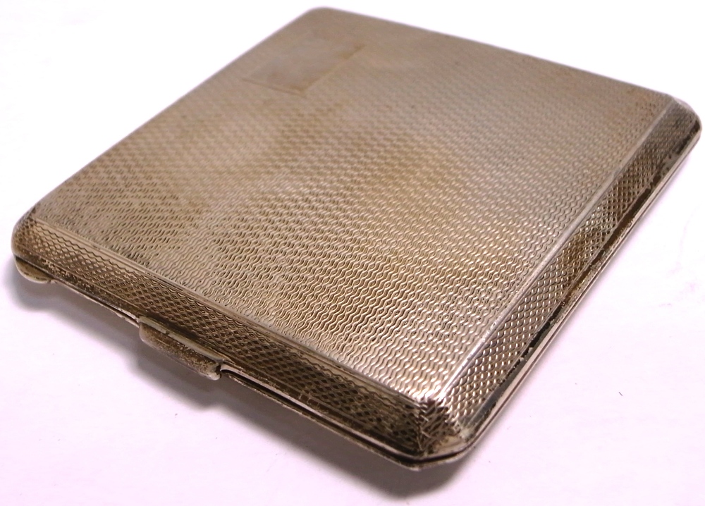 A George VI hallmarked silver compact, Birmingham 1947, approx weight including interior fittings