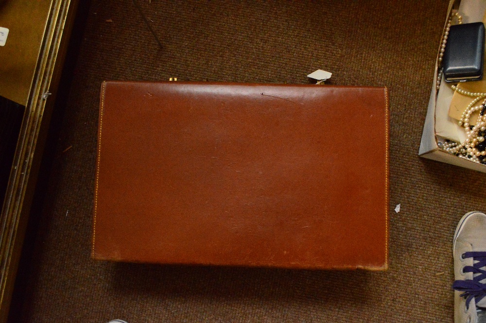 A Finnigans leather gentleman's vanity case with fitted interior containing four George V hallmarked - Image 6 of 10