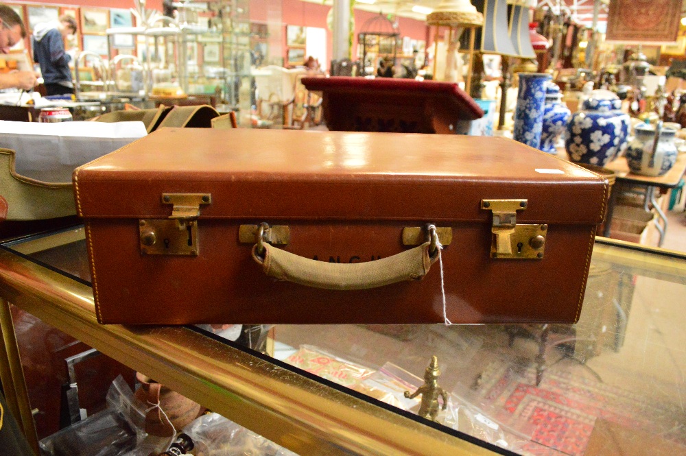 A Finnigans leather gentleman's vanity case with fitted interior containing four George V hallmarked - Image 5 of 10