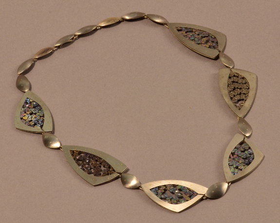 DEBBY MOXON & IAN SIMM; a neckpiece, silver and anodised titanium, length 63cm.

Provenance: