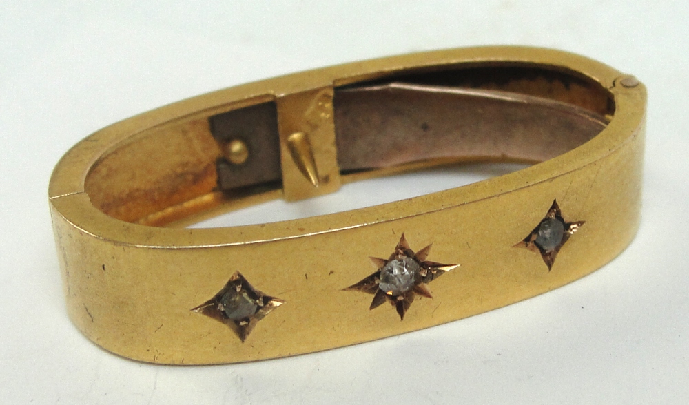 A 15ct gold and diamond chip scarf clip of oval form, length 3cm, approx 3.7g. - Image 2 of 2