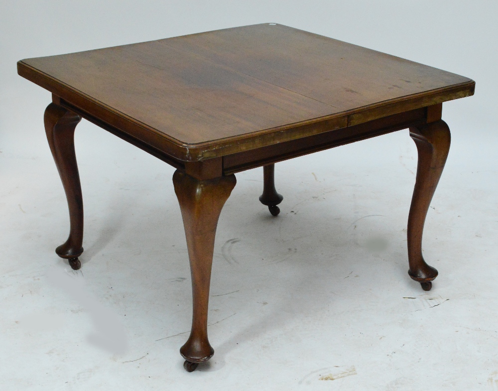 An Edwardian mahogany single leaf extending dining table.