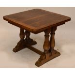 A 1940s oak drawleaf dining table.