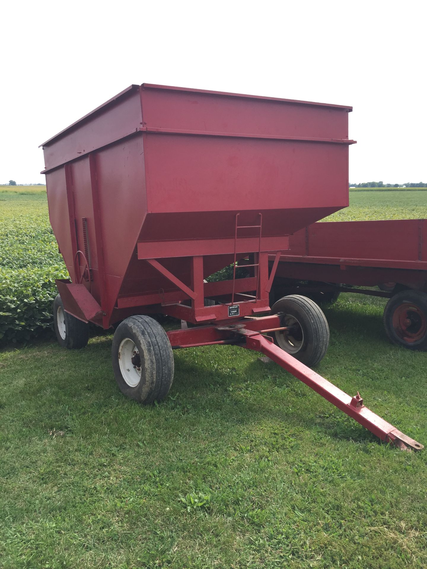 M&W Model 200B 250 Bushel Gravity Wagon